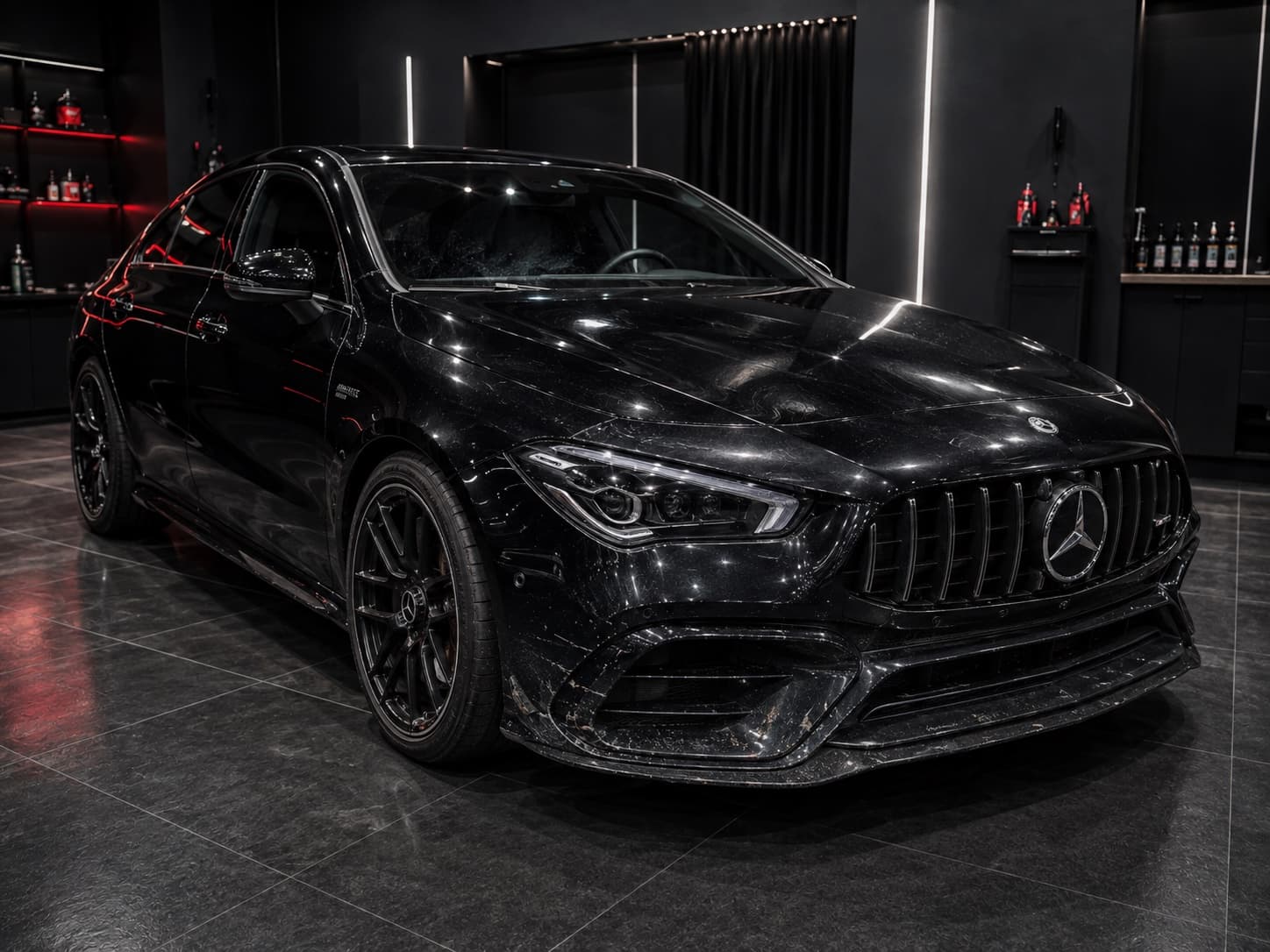 Nahaufnahme der glänzenden Lackierung an der Front eines AMG-Fahrzeugs